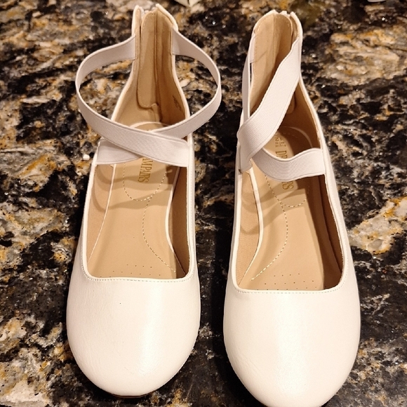 Elegant White Women's Strappy Flats Size 12. NWOB - Picture 1 of 4